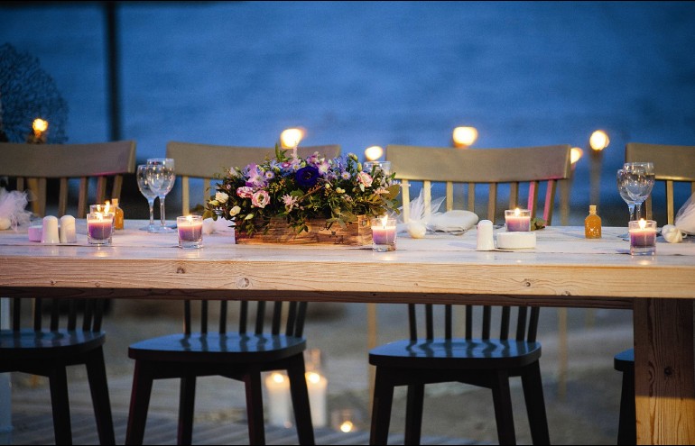 Νυφικό τραπέζι με φόντο τη θάλασσα
