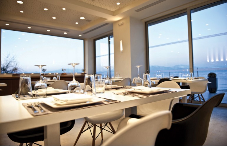 Το εστιατόριο Palmer’s µε θέα στο απέραντο γαλάζιο 
του Κορινθιακού