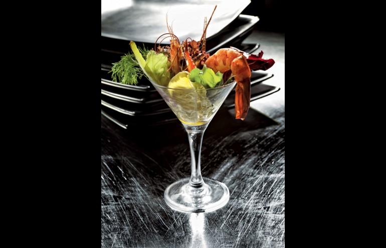 Μια ξεχωριστή πρόταση σαλάτας σε ποτήρι martini µε µαριναρισµένη γαρίδα σε lemon sauce