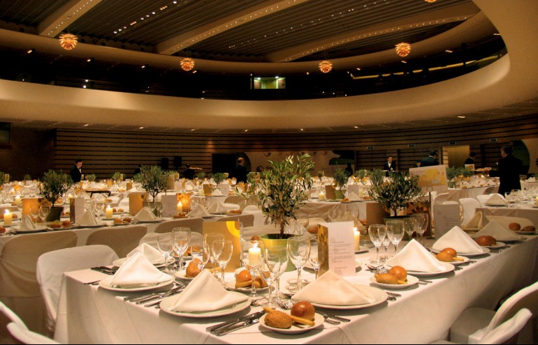 Η µεγαλοπρέπεια της αίθουσας Banquet προσθέτει κύρος και λάµψη σε εταιρικά και κοινωνικά events
