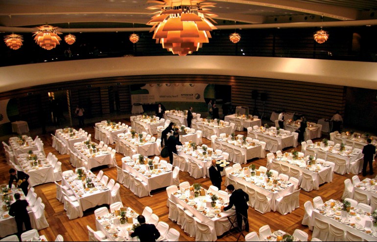Η µεγαλοπρέπεια της αίθουσας Banquet προσθέτει κύρος και λάµψη σε εταιρικά και κοινωνικά events
