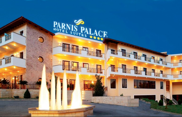 Η είσοδος του Parnis Palace µε σήµα κατατεθέν το φωτισµένο σιντριβάνι 
