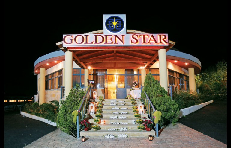 Η εντυπωσιακή είσοδος στην αίθουσα «Golden Star»
