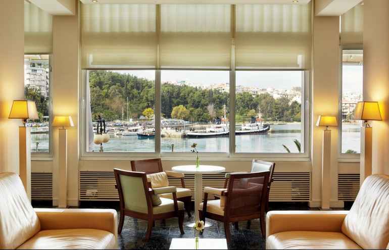 Το lounge-café του ξενοδοχείου συνδυάζει απαράµιλλη αισθητική µε φόντο τον Πορθµό του Ευρίπου 