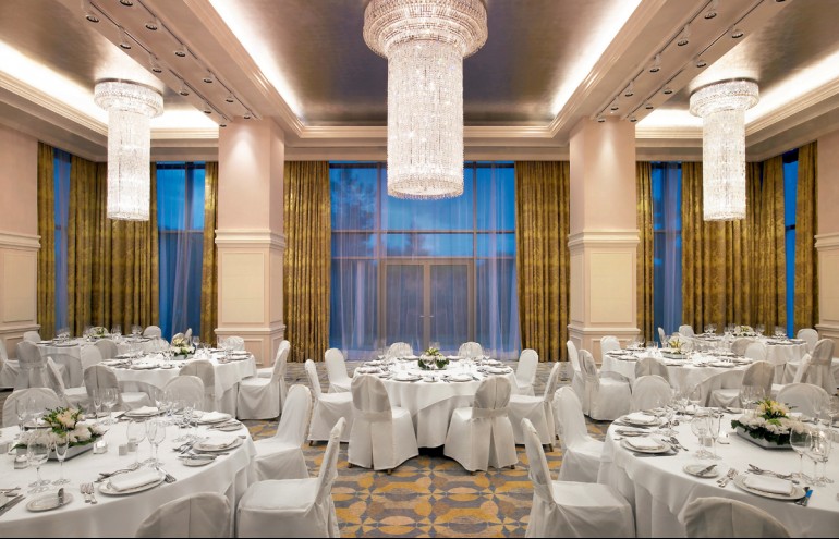 Το επιβλητικό Alexander Ballroom µε trademark τους υπέροχους πολυελαίους από κρύσταλλα Swarovski