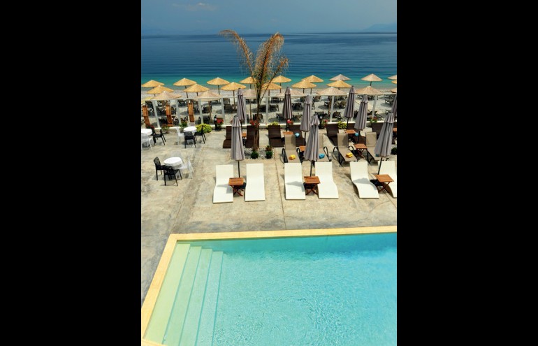 Ο χώρος της πισίνας δίπλα στην οργανωµένη παραλία