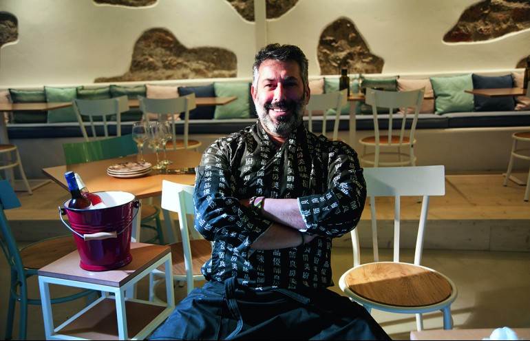 Οι
περγαμηνές του chef-restaurateur Βασίλη Ακρίβου
αποτελούν εγγύηση για μια εταιρεία catrering με exclusive χαρακτήρα 
