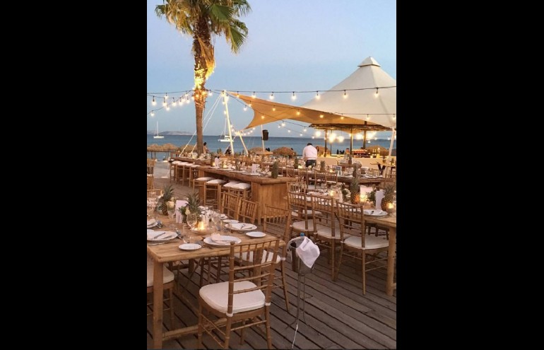 Private Party: Kenzo τραπέζια φαγητού από φυσικό μπαμπού, Chiavari bronze καρέκλες φαγητού από μασίφ ξύλο