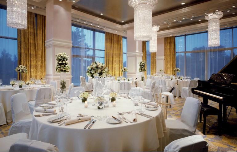 Astir Palace Resort: Το επιβλητικό Alexander Ballroom με trademark τους υπέροχους πολυελαίους από κρύσταλλα Swarovski  