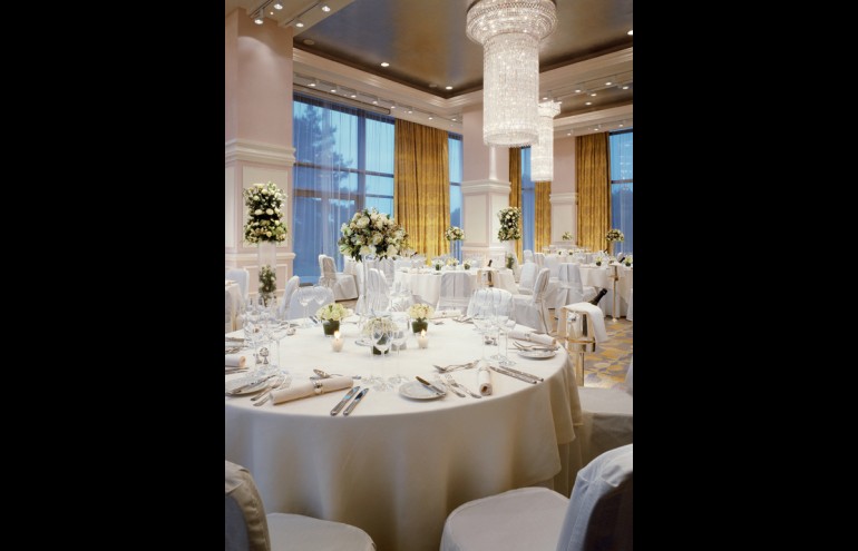 Astir Palace Resort: Το επιβλητικό Alexander Ballroom με trademark τους υπέροχους πολυελαίους από κρύσταλλα Swarovski  