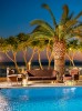 Lounge διάθεση στον εξωτερικό χώρο της πισίνας µε υπέροχη θέα στον Σαρωνικό