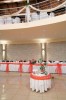 H αίθουσα «Golden Palace» με τους επιβλητικούς πολυελαίους