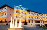 Η είσοδος του Parnis Palace µε σήµα κατατεθέν το φωτισµένο σιντριβάνι 