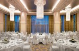 Το επιβλητικό Alexander Ballroom µε trademark τους υπέροχους πολυελαίους από κρύσταλλα Swarovski