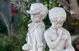 Τα πάντα εδώ είναι ειδυλλιακά, από το γραφικό ποταµάκι και τον ροµαντικό φωτισµό µέχρι τις διακοσµητικές παρεµβάσεις 