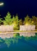 Η φωτισµένη πισίνα αλλάζει χρώµατα χάρη στους ειδικούς προβολείς 