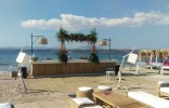 Beach Party: Modular λευκό φωτιζόμενο μπαρ με πρόσοψη από φυσικό μπαμπού, Ofelia επιδαπέδια φωτιστικά