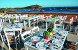 Zazoo Event Rentals : Incentive/Greek Theme Party: Diana λευκά τραπέζια από µασίφ ξύλο, Thanasis λευκές 
καρέκλες καφενείου