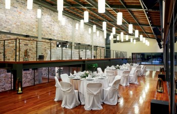 Η εσωτερική αίθουσα µπορεί να φιλοξενήσει 320 άτοµα σε καθιστό γεύµα & αποτελεί ιδανική επιλογή για κοινωνικά/εταιρικά events