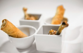 Spring rolls µε γλυκόξινη sauce & chicken wings teriyaki σε πορσελάνινα σκεύη