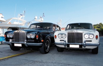 Δύο από τις πέντε Rolls Royce που διαθέτει ο στόλος της Golden Dream Cars