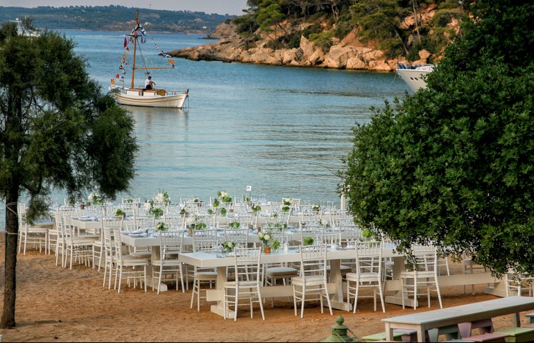Zazoo Event Rentals S.A., Wedding Party: Knight Tραπέζι Mοναστηριακό 20 ατόμων, Chiavari καρέκλες λευκές