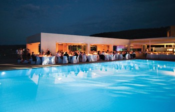 Ζήστε τις πιο σημαντικές στιγμές της ζωής σας στο Thalatta Seaside Hotel με φόντο το απέραντο γαλάζιο της θάλασσας