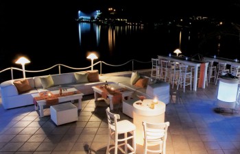 Ένα εστιατόριο πάνω στη θάλασσα με διακόσμηση υψηλής αισθητικής