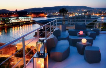 Meltemi Deck: Τη νύχτα, 
το λιμάνι του Πειραιά δημιουργεί ένα ντεκόρ κινηματογραφικής ομορφιάς