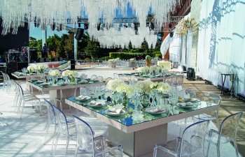 Τραπέζια φαγητού με επιφάνειες καθρέφτη και καρέκλες Victoria plexiglas
