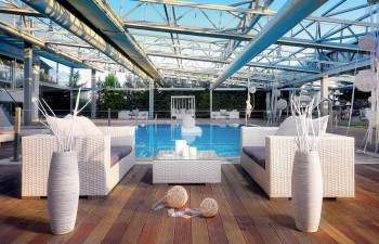 Η ηλεκτρική οροφή και τα πτυσσόµενα κρύσταλλα δίνουν τη δυνατότητα να χρησιµοποιήσετε τον χώρο γύρω από την πισίνα όλο τον χρ